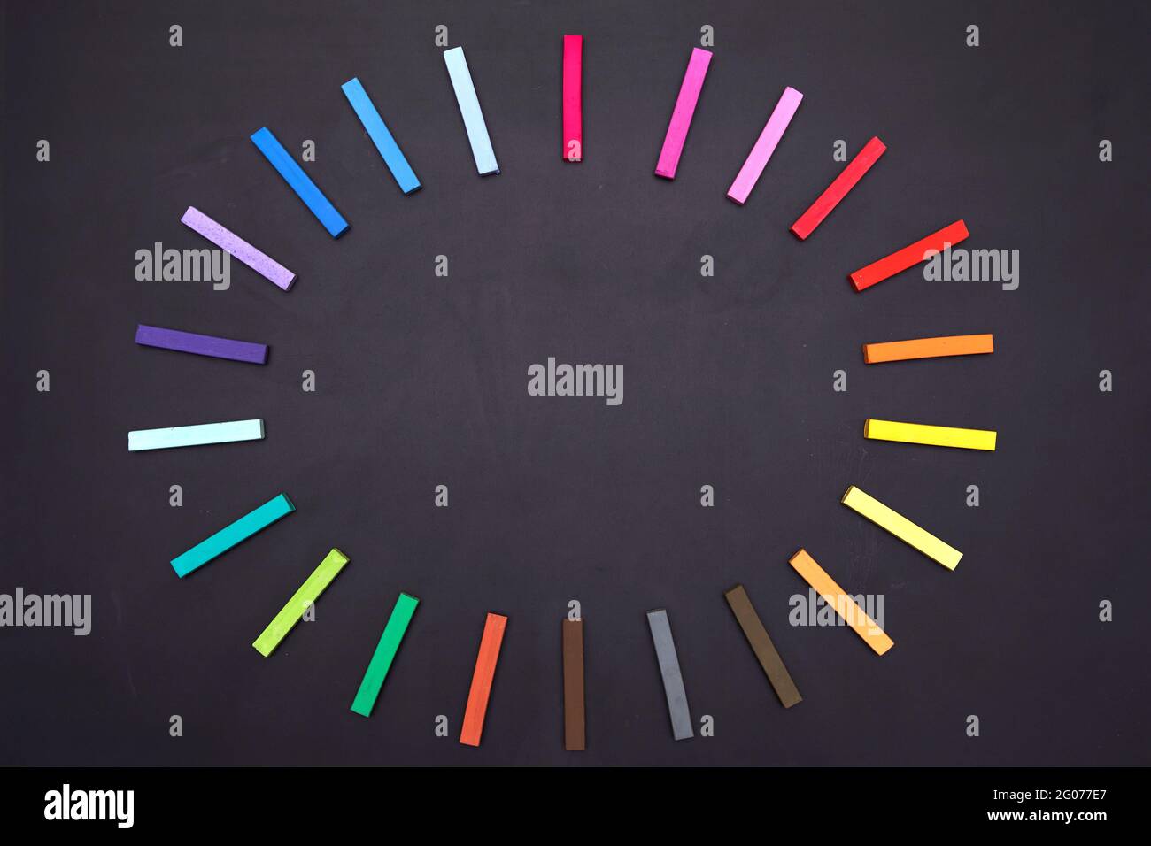 Farbige Kreiden auf der Tafel. Ovale Form Regenbogen wie Rahmen. Zeichnungskonzept, LGBTI. Stockfoto