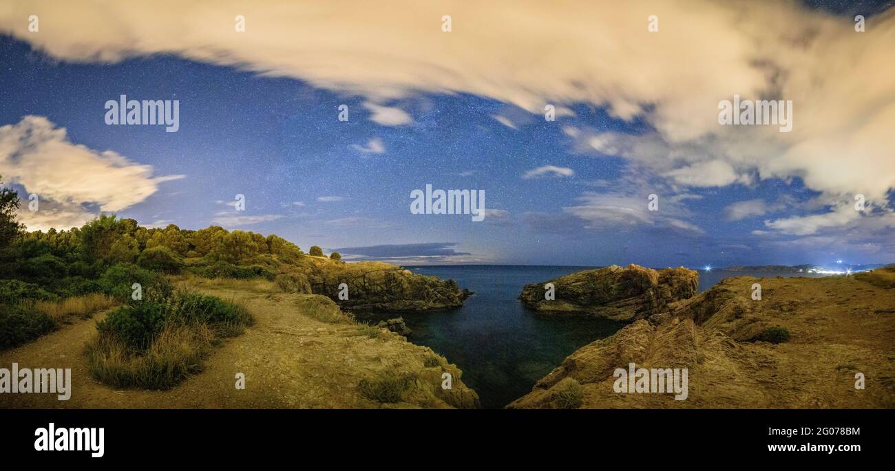 Cala del Bramant Strand, in Llançà, in einer bewölkten Nacht (Costa Brava, Girona, Katalonien, Spanien) ESP: Cala del Bramant, en Llançà, una noche con nubes Stockfoto