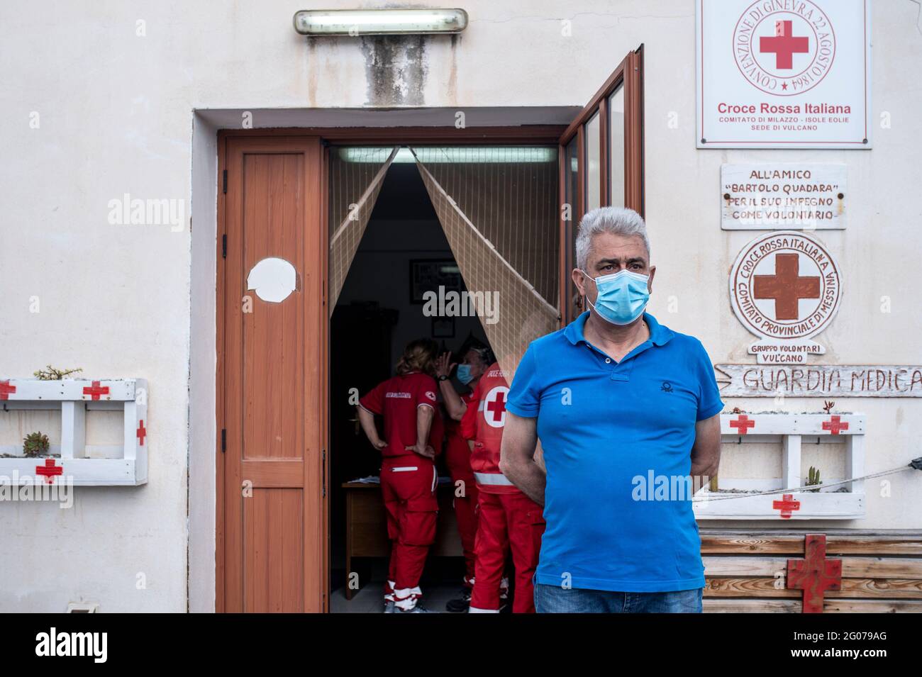 Ratsmitglied Massimo D'Auria (R) vor dem medizinischen Zentrum des Roten Kreuzes gesehen Massenimpfungen begannen auf der Insel Vulcano unter der Leitung des Teams der Region Sicilia, des Sonderbeauftragten für den Notfall in der Region Covid-19 in Messina (Ufficio Commissario Ad Acta per l'Emergenza Covid-19 per l'Area Metropolitana di Messina) Und das lokale Team des Roten Kreuzes. Zur Umsetzung des Programms „Covid-freie Inseln“ für den Sommer wurden den Bewohnern Dosen von Impfstoffen der Marke Moderna und Johnson & Johnson verabreicht. (Foto von Valeria Ferraro/SOPA Images/Sipa USA) Stockfoto