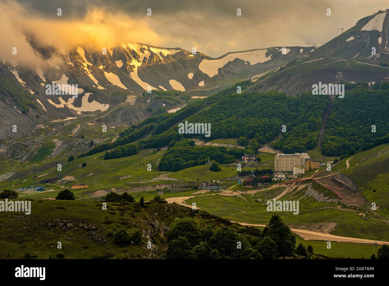 Touristisches Resort, mit Hotels und Skianlagen, der aremogna bei Sonnenuntergang. Roccaraso, Provinz l'Aquila, Abruzzen, Italien, Europa Stockfoto