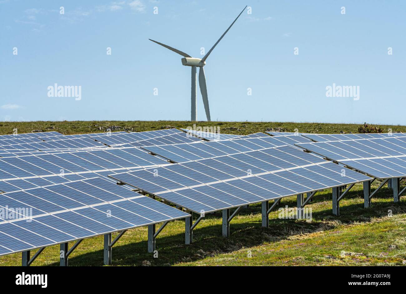 Sonnenkollektoren und Windturbinen zur Erzeugung erneuerbarer und umweltfreundlicher Energie. Collarmele, Provinz L'Aquila, Abruzzen, Italien, Europa Stockfoto