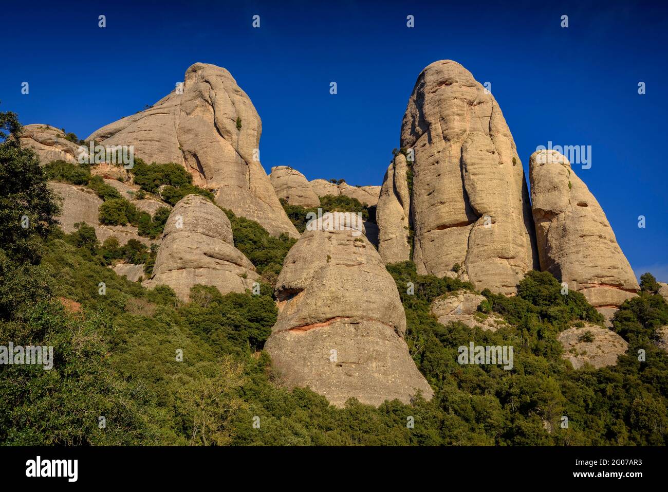 Die Türme von Elefant und La Mòmia vom Weg zur Einsiedelei von Sant Benet aus gesehen (Montserrat, Katalonien, Spanien) Stockfoto