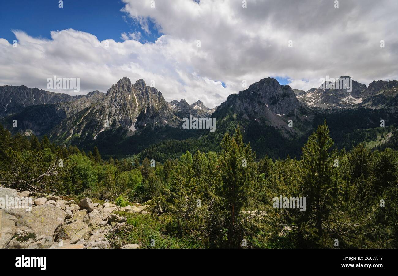 Encantats Zwillingsgipfel vom Weg zwischen dem See Sant Maurici und dem See Ratera aus gesehen, im Sommer (Nationalpark Aiguestortes i Sant Maurici, Katalonien) Stockfoto