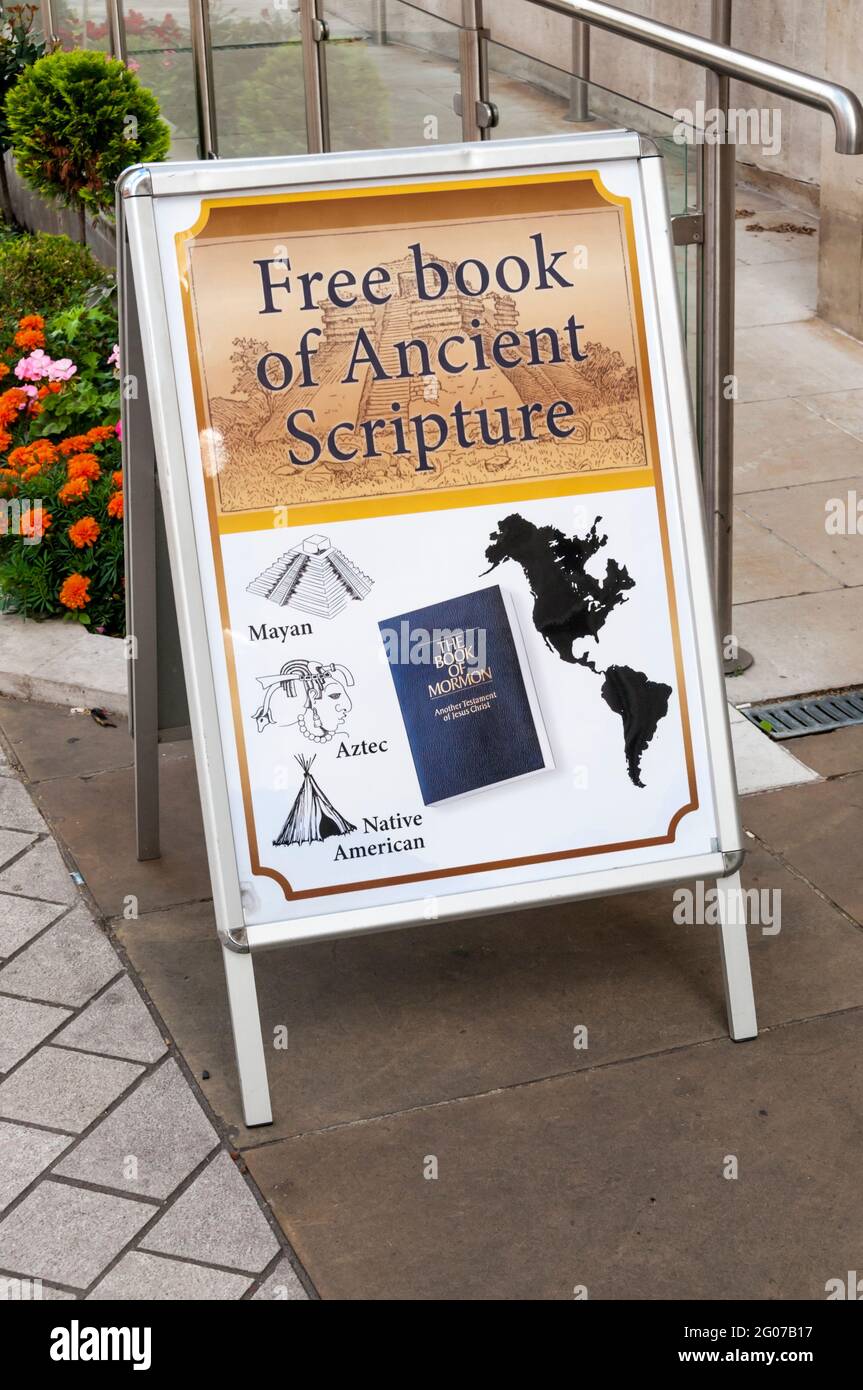 Ein Schild vor der Church of Jesus Christ of Latter-Day Saints in Exhibition Road, London, bietet ein kostenloses Buch der alten Schrift. Stockfoto