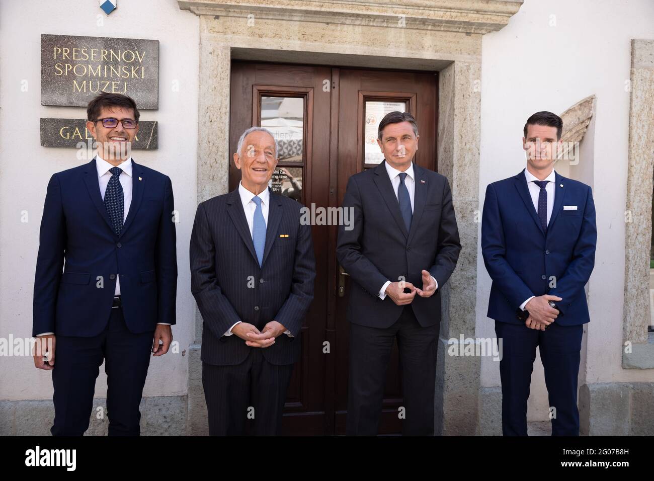 Der portugiesische Präsident Marcelo Rebelo de Sousa (2. Von links), der slowenische Präsident Borut Pahor (3. Von links), der bürgermeister von Kranj Matjaz Rakovec (L) und der stellvertretende Bürgermeister Janez Cerne (R) posieren für ein Foto vor dem Haus des größten slowenischen Dichters im alten Stadtzentrum von Kranj, bevor sie eine Bank der Freundschaft enthüllen.der Präsident Sloweniens Borut Pahor und der Präsident Portugals Marcelo Rebelo de Sousa enthüllte während des Besuchs von Herrn Sousa in Slowenien in Kranj eine Bank der Freundschaft, die den freundschaftlichen Beziehungen und der Zusammenarbeit zwischen den beiden Ländern gewidmet war. Stockfoto