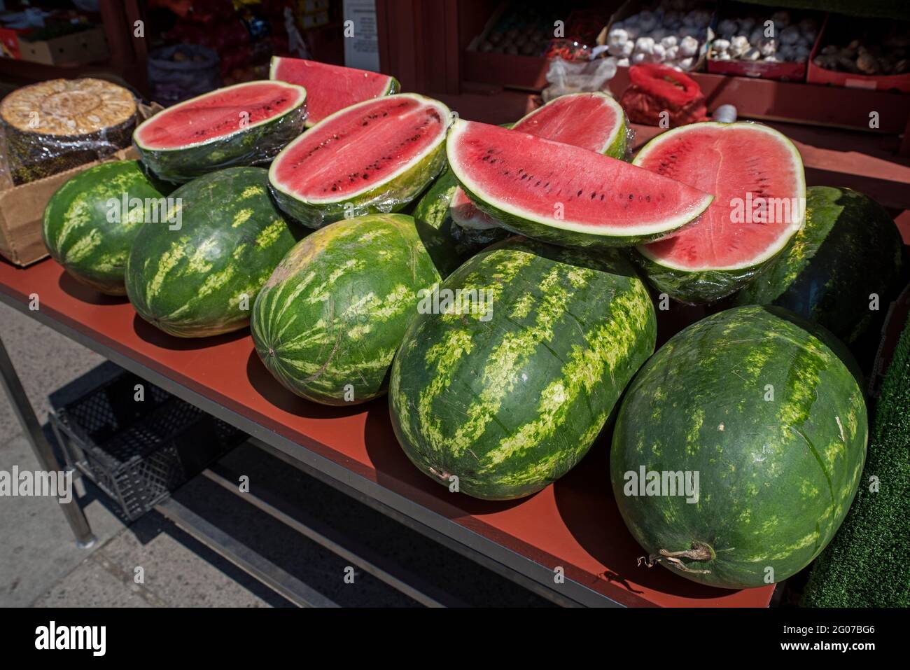 Ausstellung von Wassermelonen, die außerhalb eines Gemüseherladens in Newington, Edinburgh, Schottland, Großbritannien, verkauft werden. Stockfoto