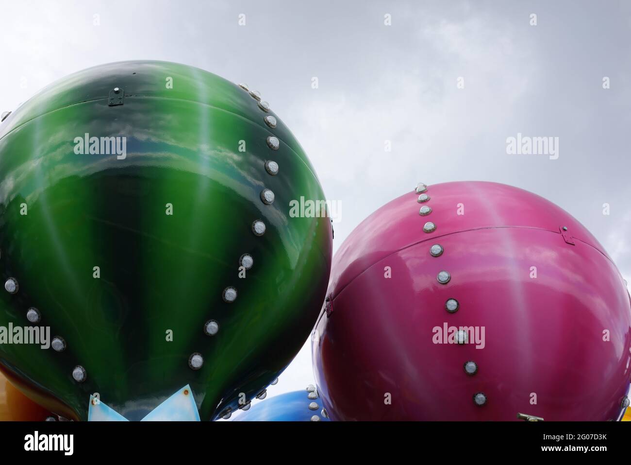 Zwei große Luftballons auf einer lustigen Messe in Großbritannien. Stockfoto