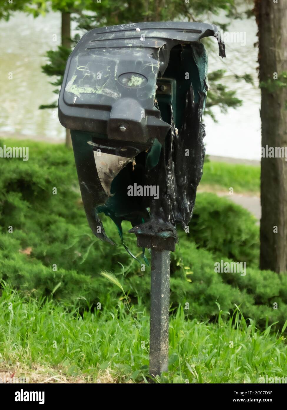 Verbrannter Müll im Park Stockfoto