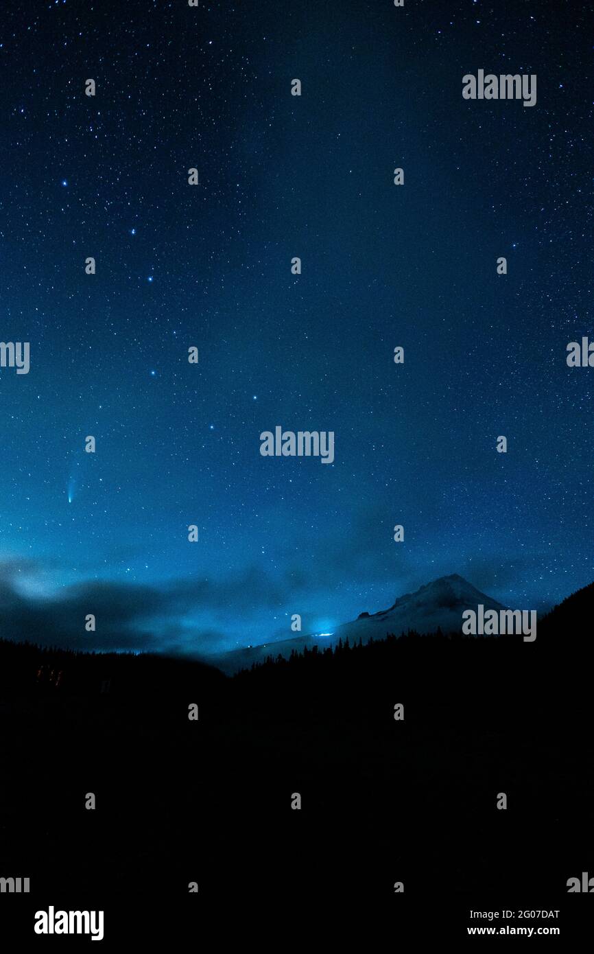 Stars und Comet Neowise über Mount Hood, Oregon, USA Stockfoto