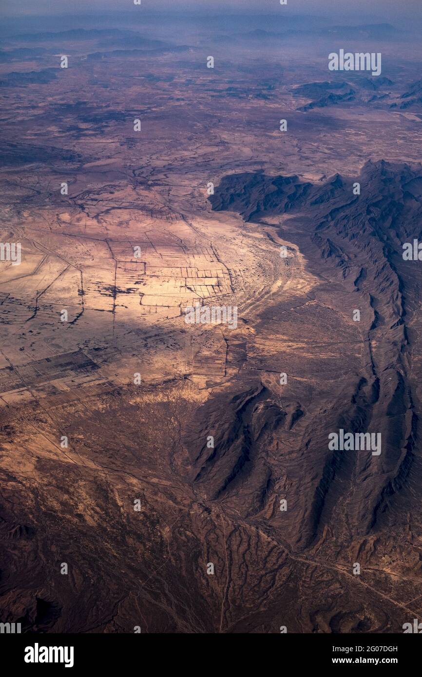 Luftaufnahme von unbefestigten Straßen in der Wüste, die über die Sierra Madre Oriental, Coahuila, Nordmexiko, fliegen Stockfoto