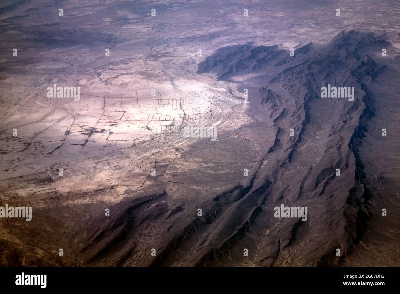 Luftaufnahme von unbefestigten Straßen in der Wüste, die über die Sierra Madre Oriental, Coahuila, Nordmexiko, fliegen Stockfoto