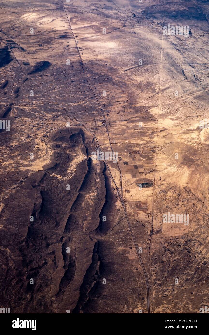 Luftaufnahme von unbefestigten Straßen in der Wüste, die über die Sierra Madre Oriental, Coahuila, Nordmexiko, fliegen Stockfoto