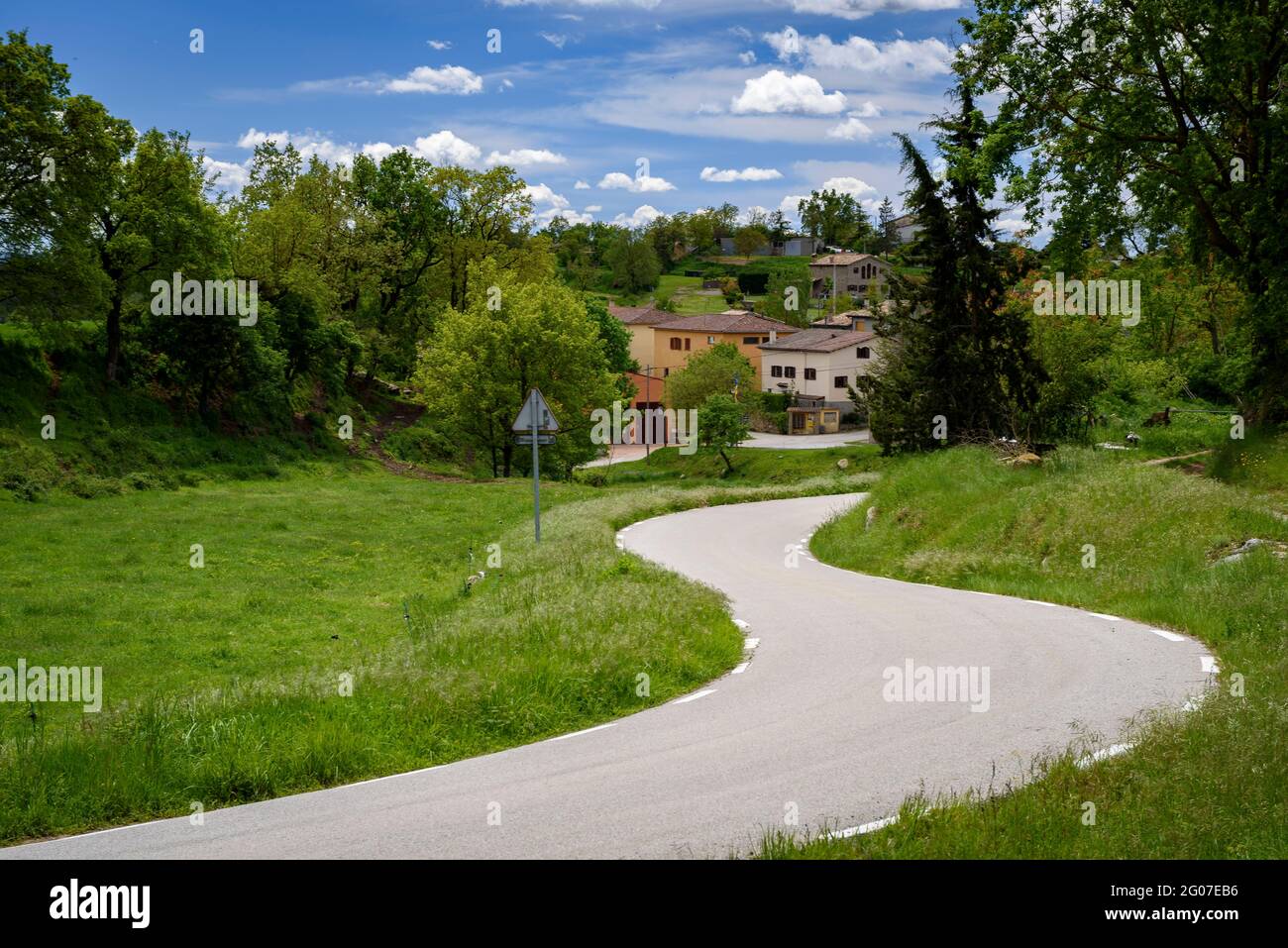 Straße nach Sobreunt (Osona, Barcelona, Katalonien, Spanien) ESP: Carretera hacia el Pueblo de Sobreunt (Osona, Barcelona, Cataluña, España) Stockfoto