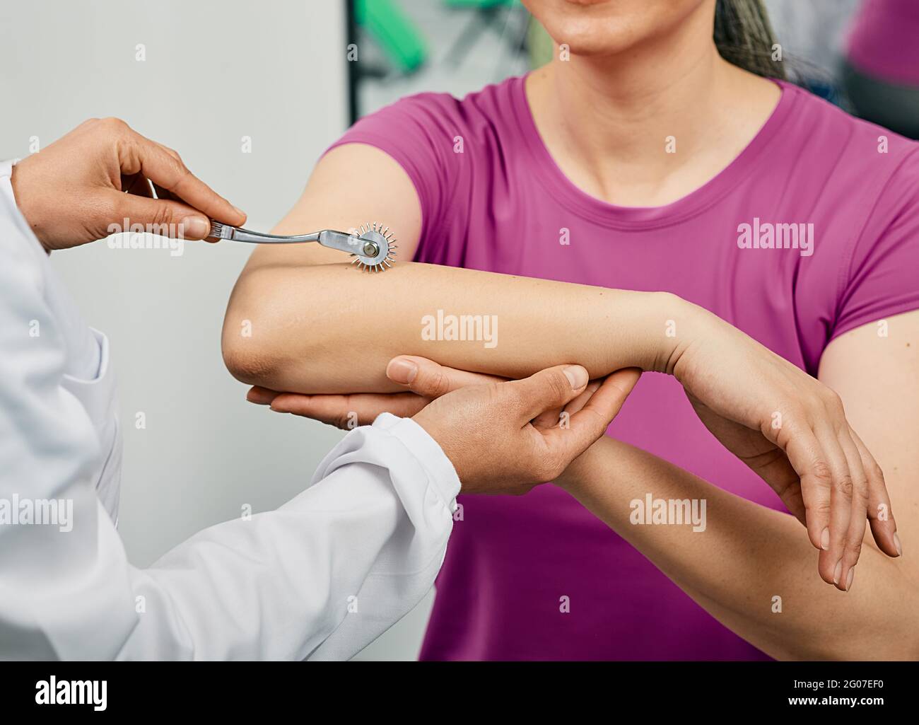 Neurologie. Überprüfen Sie die Hand einer Frau mit einem neurologischen Nadelrad in einer neurologischen Klinik, Nahaufnahme Stockfoto