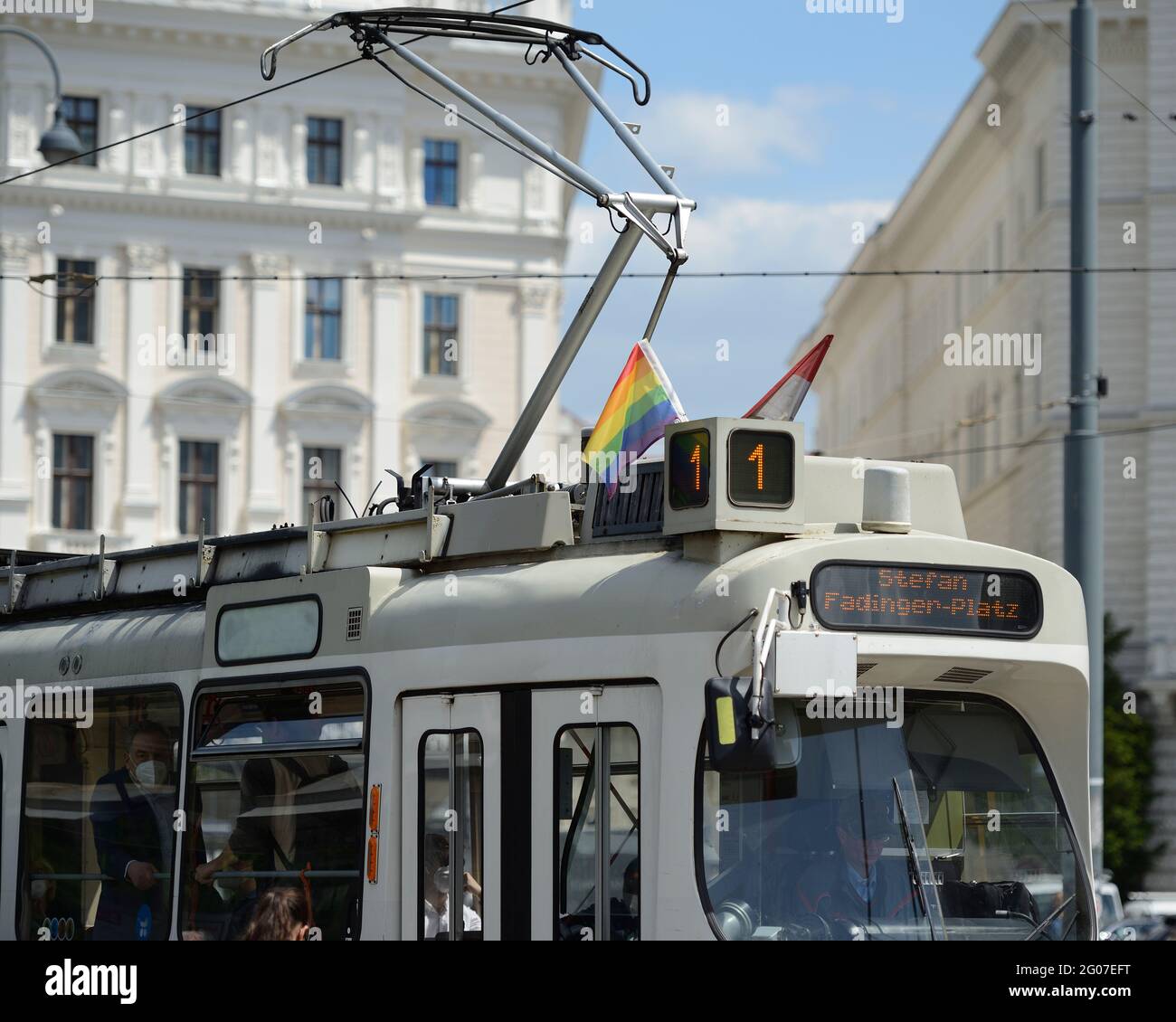 Wien, Österreich. Juni 2021. Seit 2001 trägt die LGBTIQ-Gemeinde jedes Jahr vor der Regenbogenparade auf allen Wiener Straßenbahnlinien die Flagge mit Regenbogenfahnen. Die Regenbogenfahne ist nicht nur ein Symbol der Gemeinde, sie macht Wien auch ein bisschen bunter und vielfältiger Stockfoto