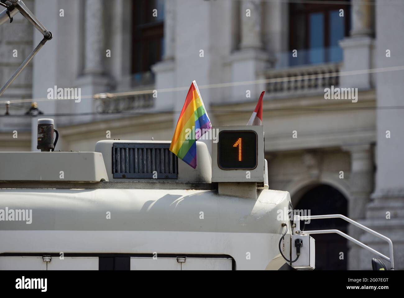 Wien, Österreich. Juni 2021. Seit 2001 trägt die LGBTIQ-Gemeinde jedes Jahr vor der Regenbogenparade auf allen Wiener Straßenbahnlinien die Flagge mit Regenbogenfahnen. Die Regenbogenfahne ist nicht nur ein Symbol der Gemeinde, sie macht Wien auch ein bisschen bunter und vielfältiger Stockfoto