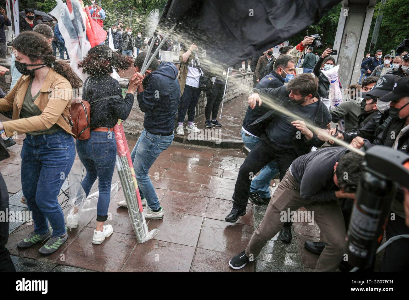 Ankara, Türkei. Juni 2021. Während der Demonstration sprühte die Polizei Wasser auf Demonstranten. Die Polizei intervenierte auf dem K?z?Lay-Platz auf dem Gelände der COVID-19-Maßnahmen gegen die Gruppe, die anlässlich des 8. Jahrestages der Proteste im Gezi-Park versammelt war, bei denen im Jahr 2013 7 Zivilisten ihr Leben verloren und mehr als 8000 Menschen verletzt wurden. (Foto von Tunahan Turhan/SOPA Images/Sipa USA) Quelle: SIPA USA/Alamy Live News Stockfoto