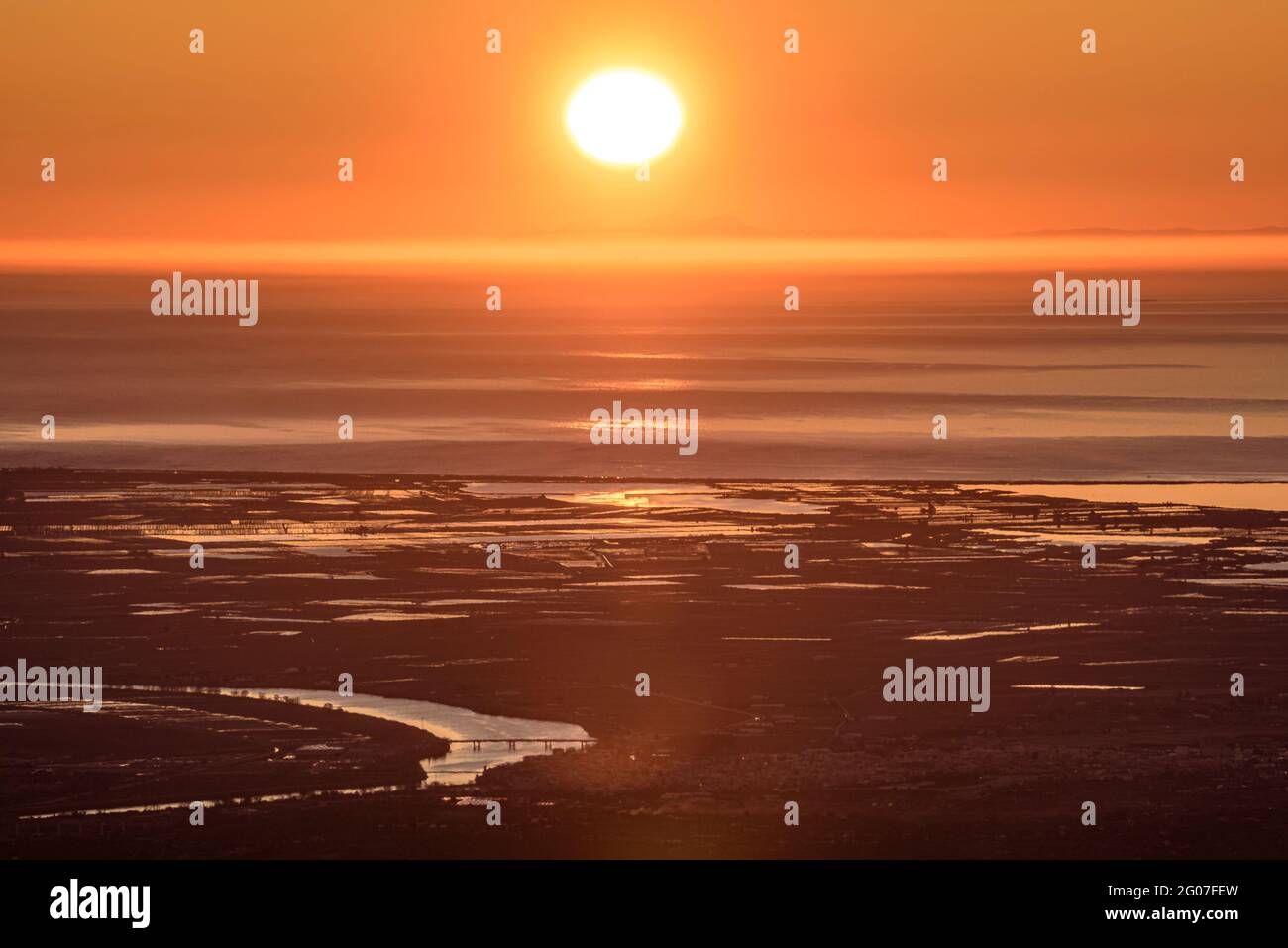 Sonnenaufgang vom Mont Caro mit Blick auf das Ebro-Delta (Naturpark Els Ports, Tarragona, Katalonien, Spanien) Stockfoto