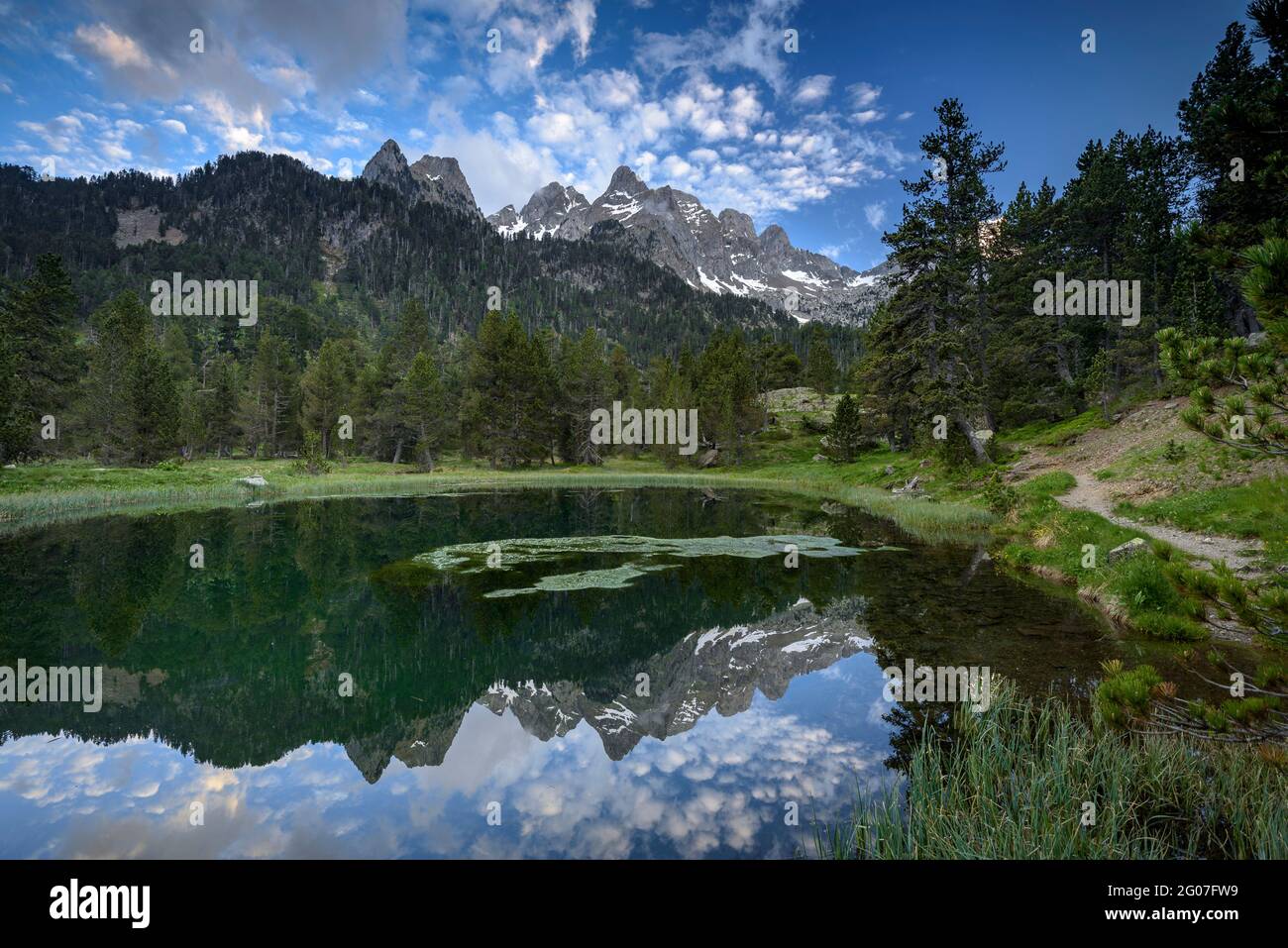 Sonnenuntergang am Ibonet de Batisielles See, unter den Agujas de Ixeia im Posets-Massiv (Benasque, Huesca, Aragon, Spanien, Pyrenäen) Stockfoto