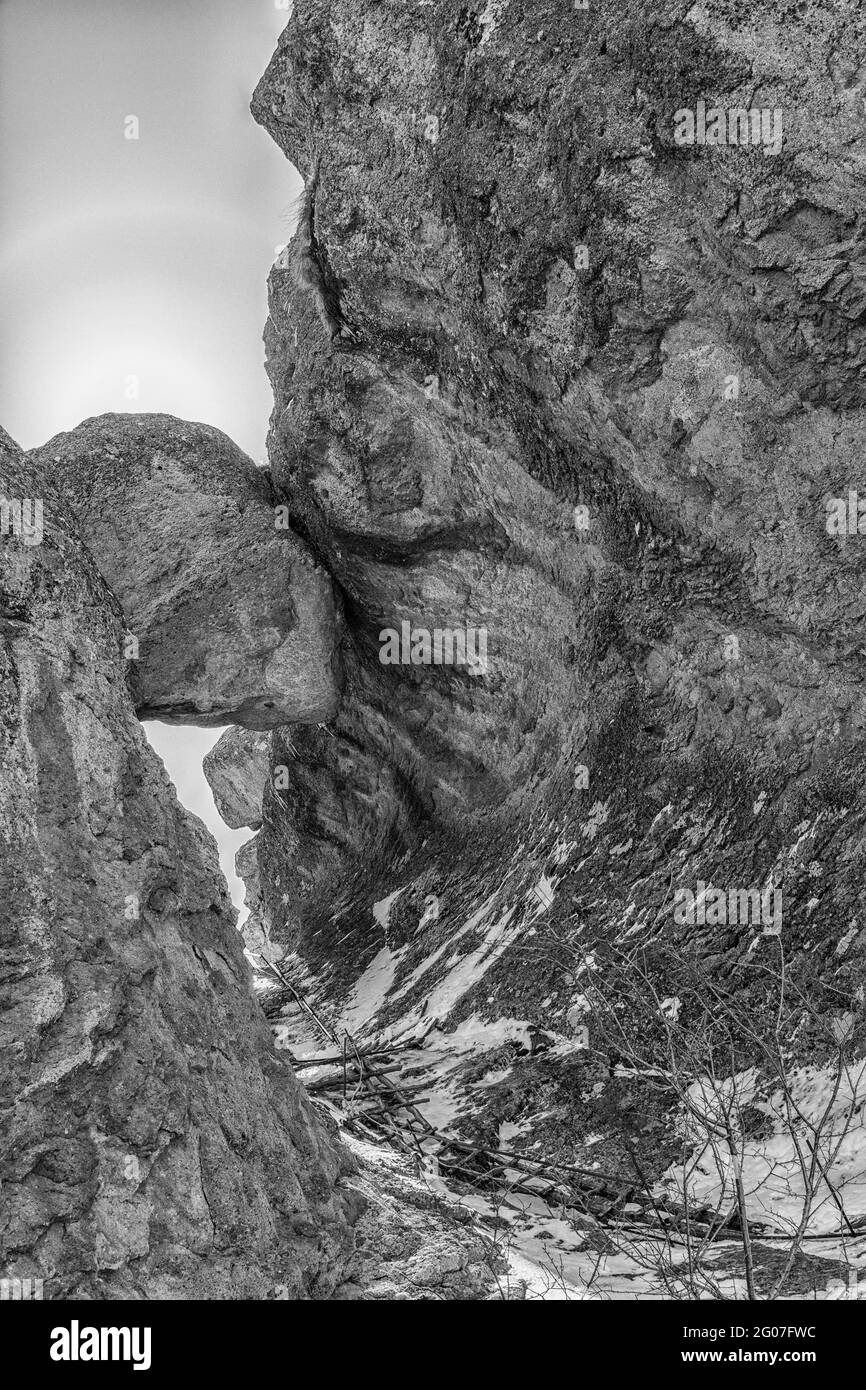Altes Männergesicht, natürliche Form des menschlichen Kopfes auf Granitfelsen aufgrund von erosioхn. Einzigartige Felsformation, bestehend aus großen Felsbrocken, die zwischen zwei Felsen stecken. Stockfoto