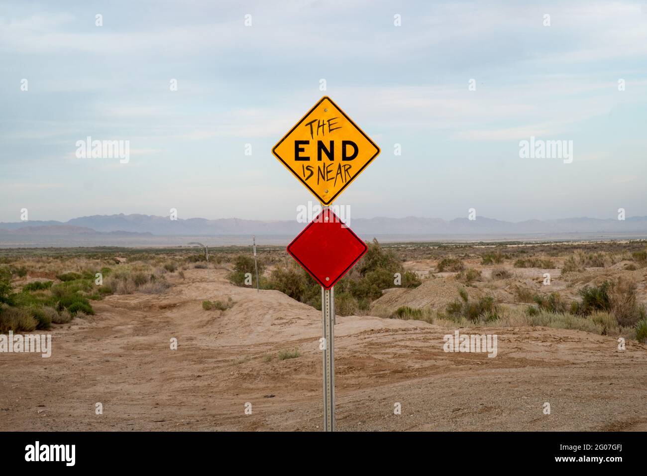 Ein Straßenschild mit der Aufschrift „das Ende ist in der Nähe“, Bombay Beach, Kalifornien, USA Stockfoto