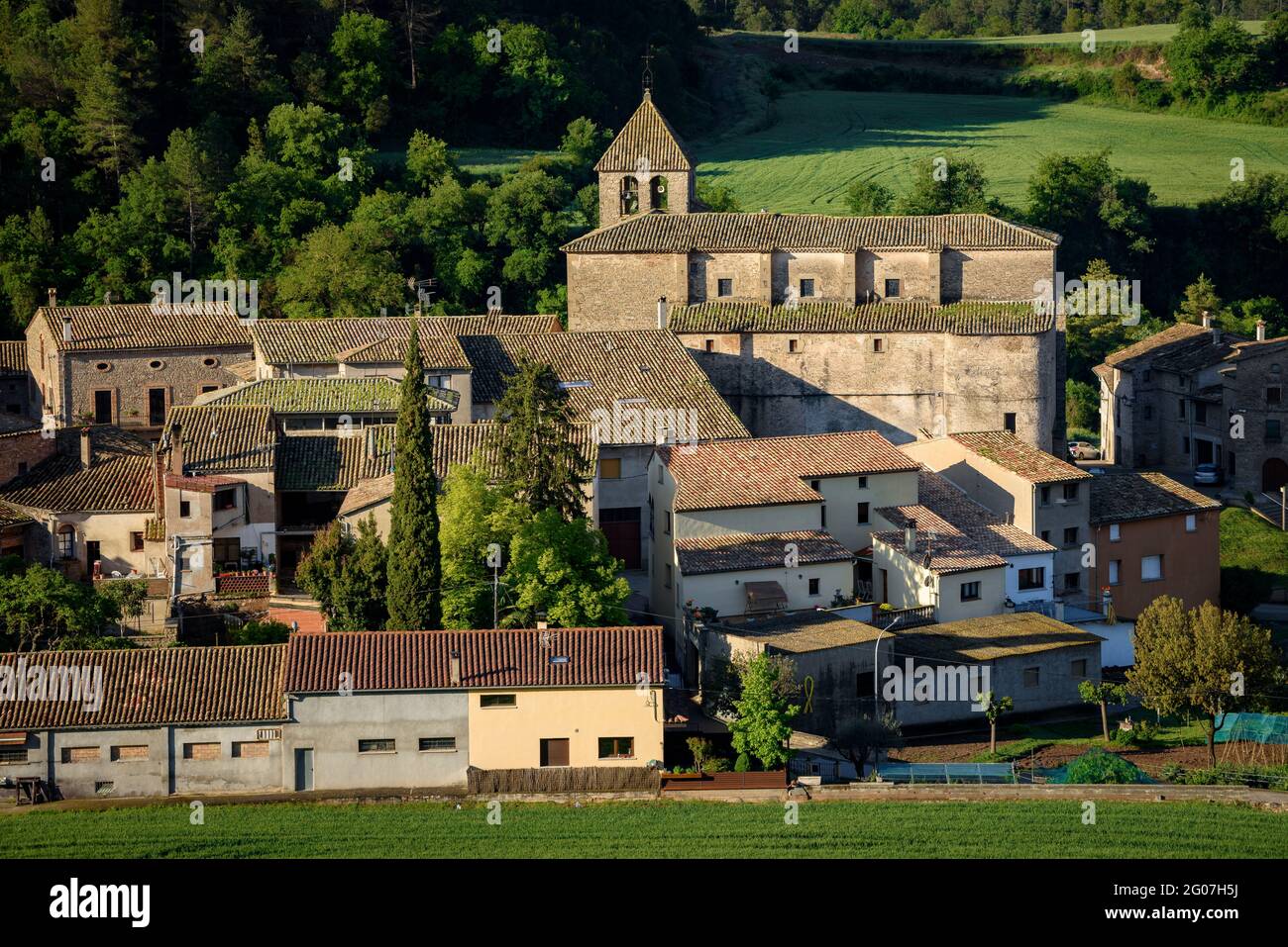 Blick vom Aussichtspunkt der Einsiedelei Sant Sebastià de Oristà, in Lluçanès, an einem Frühlingsmorgen (Osona, Katalonien, Spanien, Pyrenäen) Stockfoto