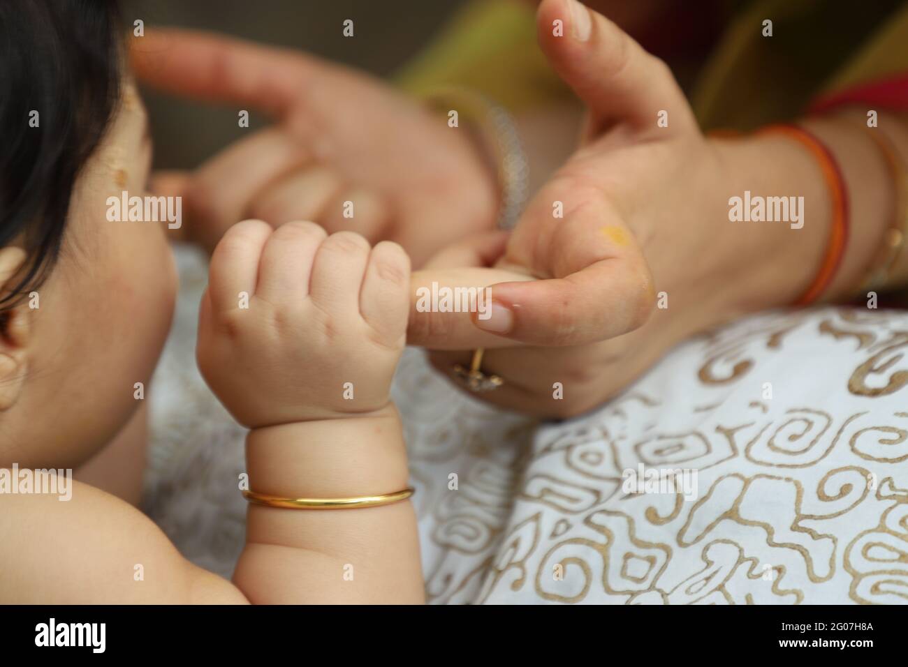 KALKUTTA, INDIEN - 05. Aug 2019: Kleines neugeborenes Baby, das die Nahaufnahme der Eltern mit einer Hand hält. Fokus auf Vordergrund. Der berührende und schöne Moment Stockfoto