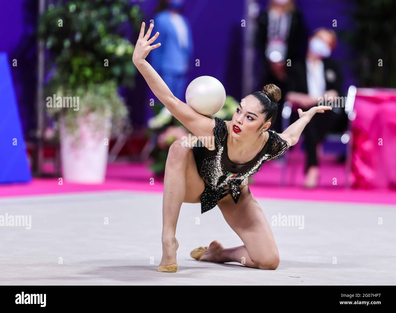 Pesaro, Italien. Mai 2021. Die Agiurgiuculese Alexandra (ITA) tritt während der Rhythmischen Gymnastik FIG World Cup 2021 Pesaro in der Vitrifrigo Arena, Pesaro, auf. (Foto: Fabrizio Carabelli/SOPA Images/Sipa USA) Quelle: SIPA USA/Alamy Live News Stockfoto