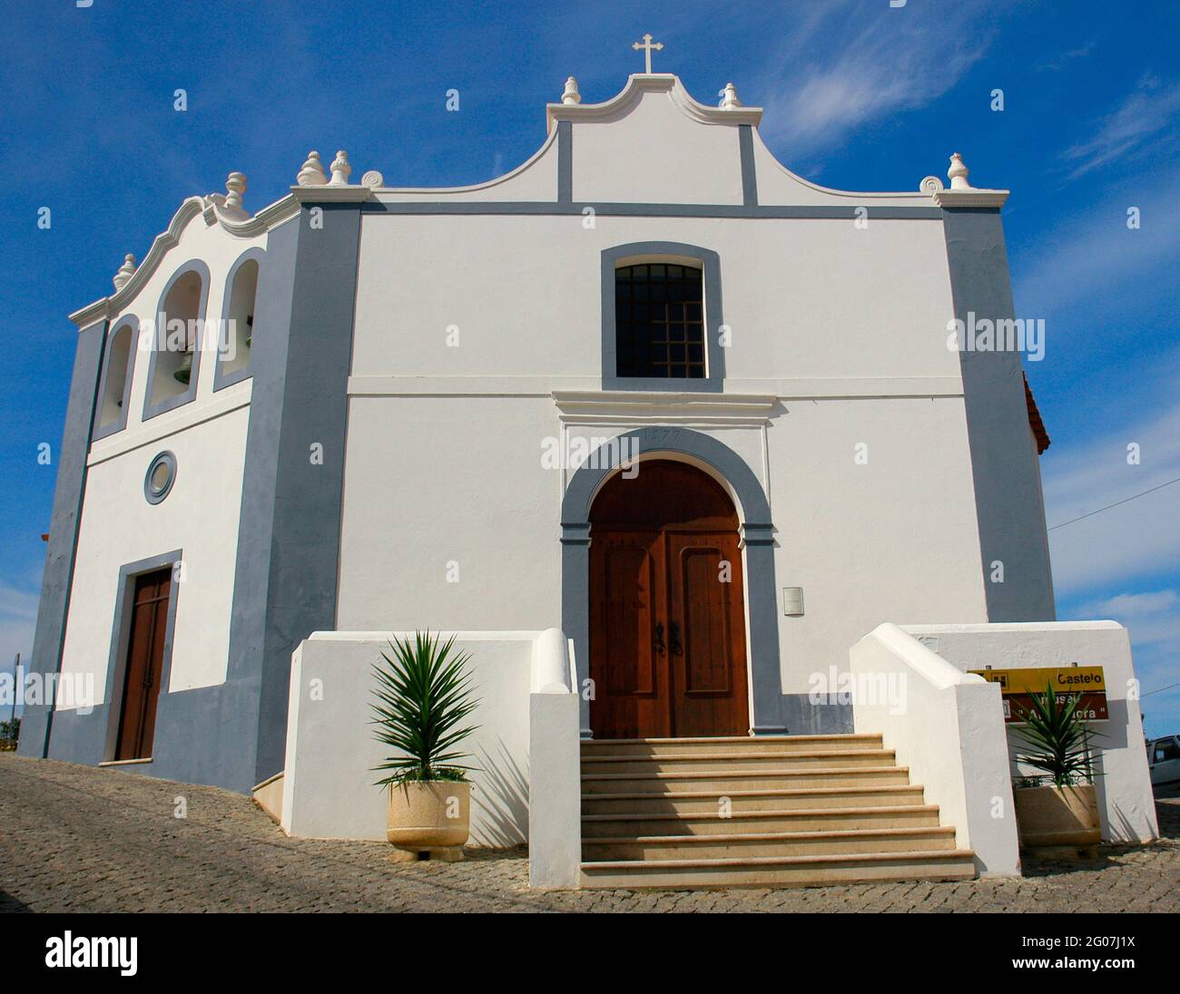 Portugal, Aljezur. Kirche der Barmherzigkeit (Igreja da Misericórdia). Der Tempel stammt aus dem 16. Jahrhundert, obwohl er im 18. Jahrhundert nach dem Erdbeben von 1755 wieder aufgebaut wurde. Algarve-Region. Stockfoto