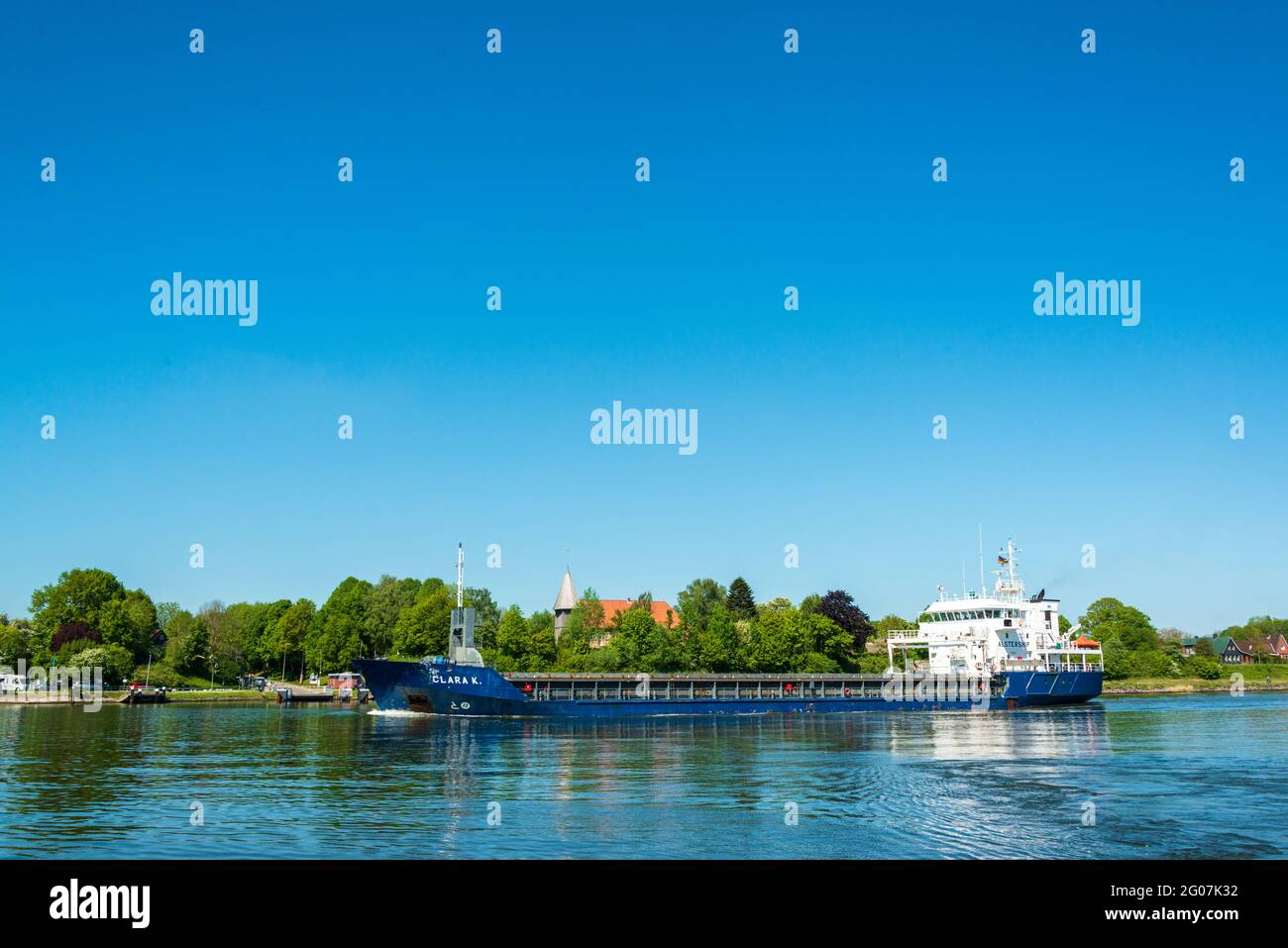 Die Kanalfähre ist ein touristischer Hot Spot um hier den Schiffsverkehr im Nor-Ostsee-Kanal zu beobachten Stockfoto