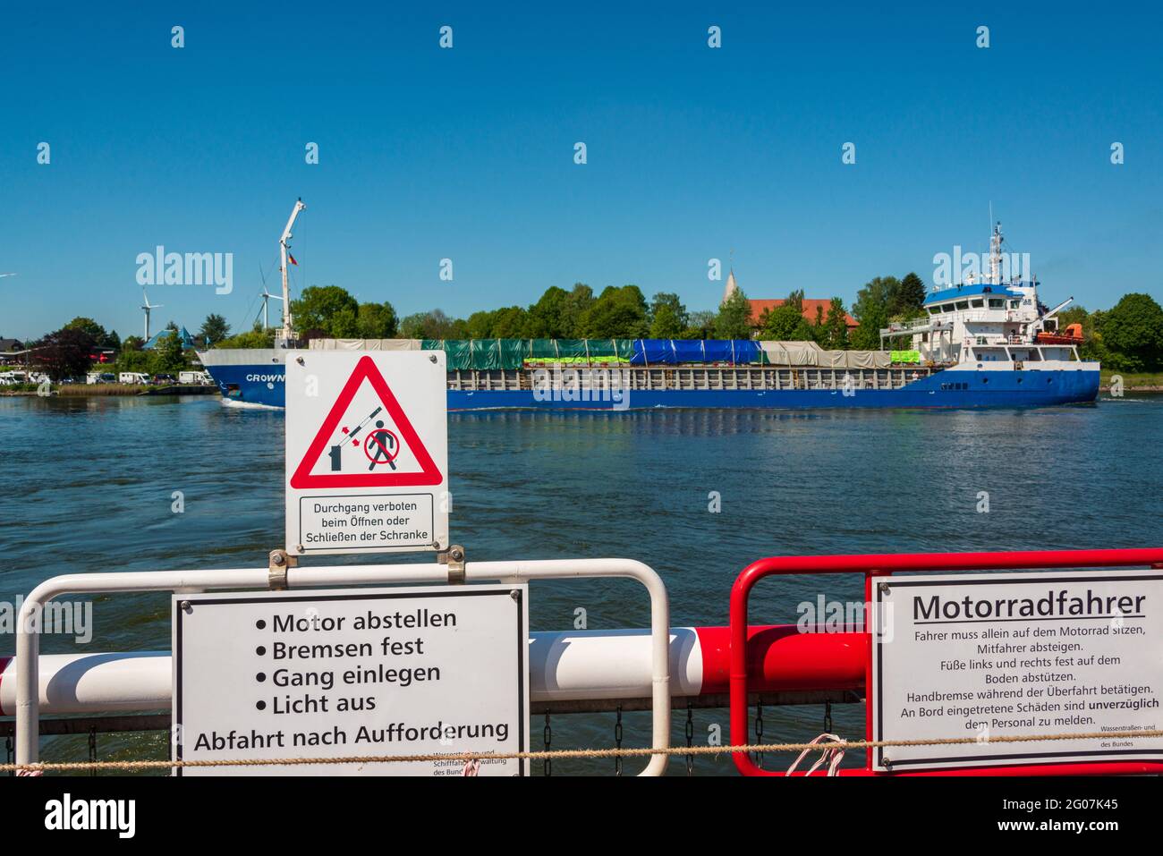 Die Kanalfähre ist ein touristischer Hot Spot um hier den Schiffsverkehr im Nor-Ostsee-Kanal zu beobachten Stockfoto