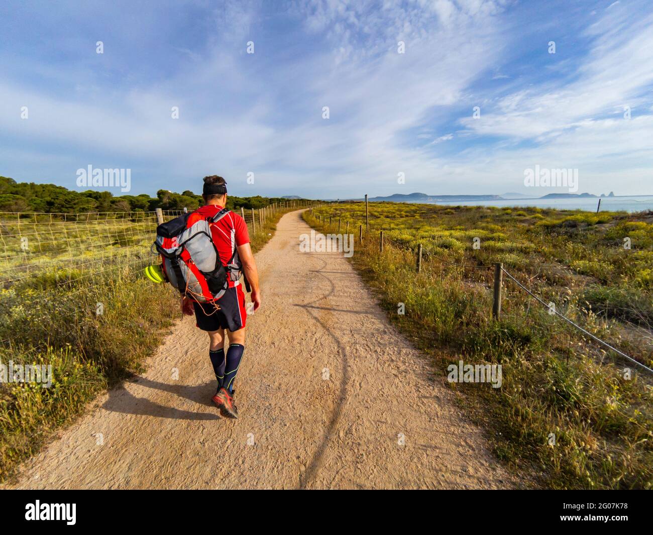 Mann wandert entlang des spanischen Küstenweges der Costa Brava, dem GR92 Cami de Ronda, am Strand von Pals in Richtung Estartit in Katalonien, Spanien Stockfoto