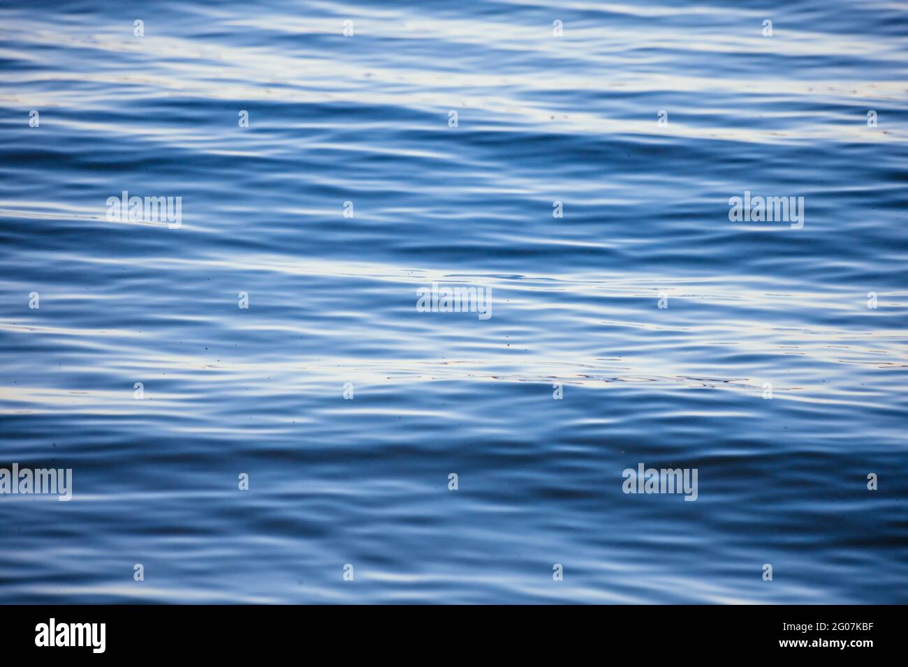 Abstrakte Aufnahme der Meerwasseroberfläche. Hintergrund, Muster, Textur Stockfoto