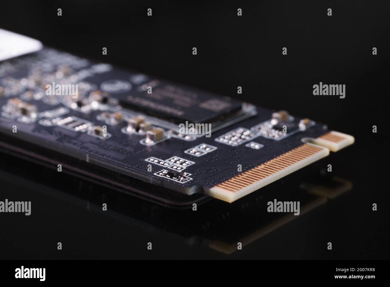 SSD M2 Disk close up mit selektivem Fokus auf die Schnittstelle. Auf dunklem Hintergrund mit Reflexion Stockfoto