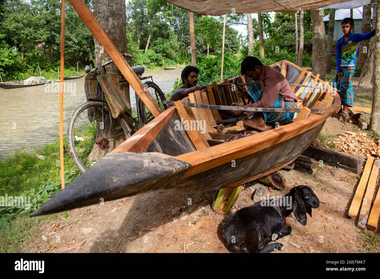 Das Dorf Bikaya liegt am Ufer des Flusses Chatra. Thana: Pangsha, Bezirk: Rajbari. Bangladesch. 6. Juli 2020. Es ist ein Nebenfluss des Kushtia Gorai. Stockfoto