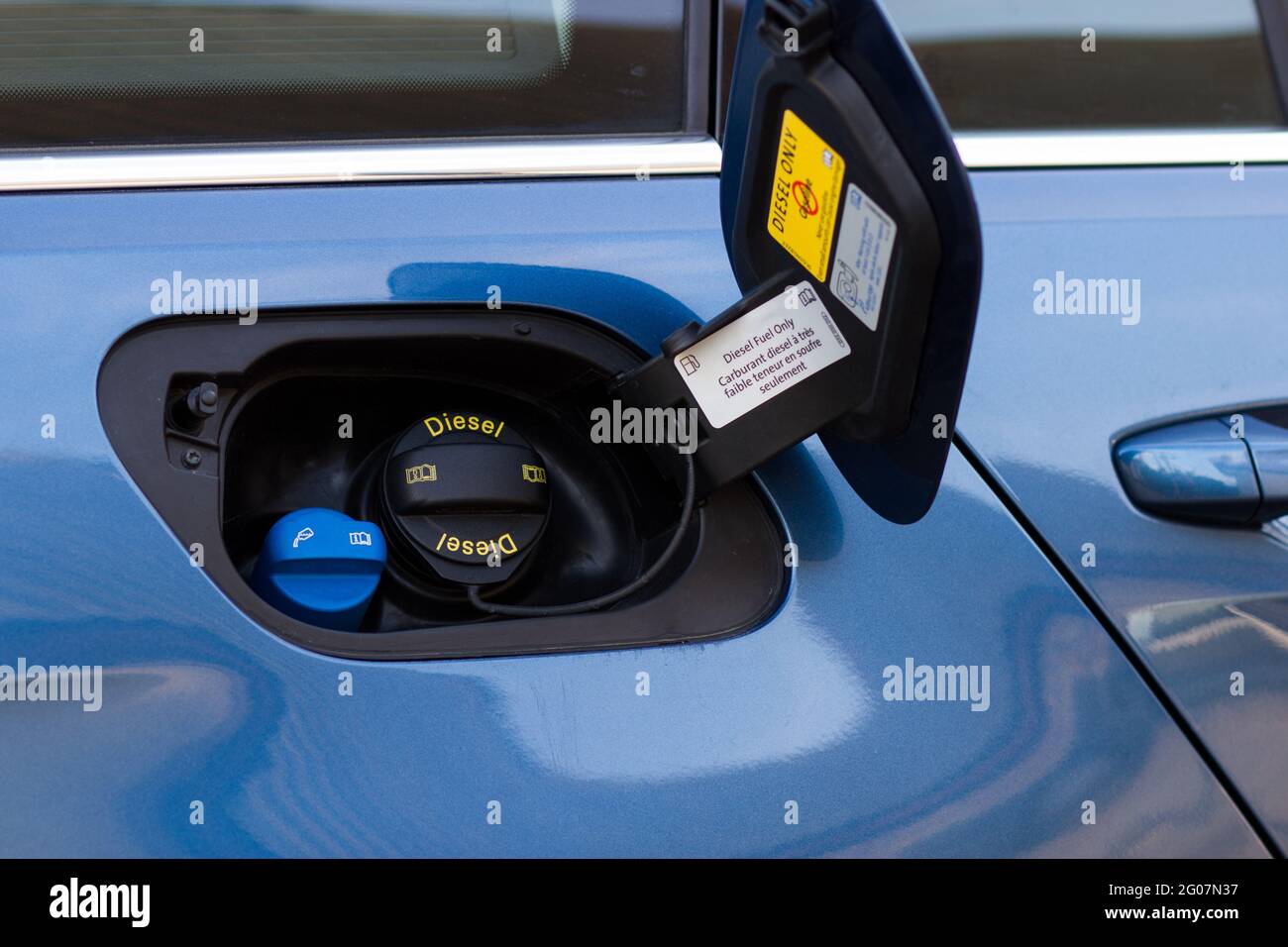 Benzintank blaues Auto mit nur Dieseldeckel. Kraftstoff- und