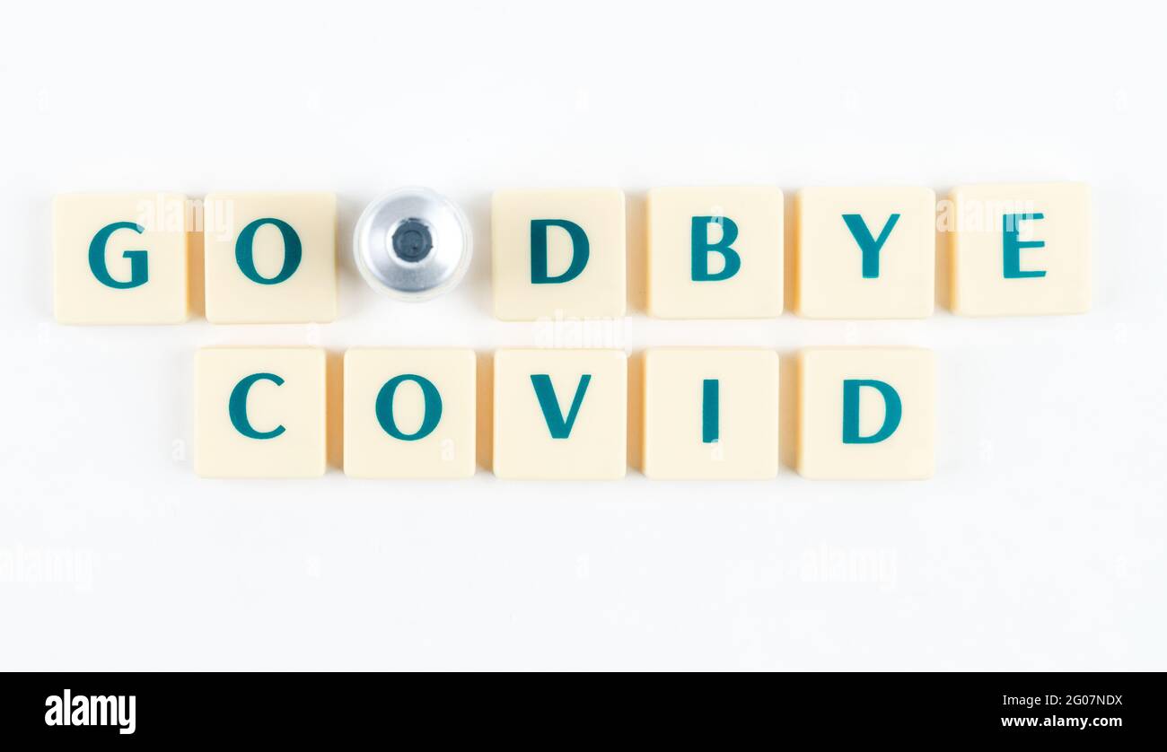 Gelbe Scrabble-Buchstaben, die Auf Wiedersehen COVID mit dem O-Buchstaben, der durch eine Impfampulle ersetzt wird, besagen. Beendigung der Pandemie. Impfprogramm. Covid-19-Auflösung Stockfoto