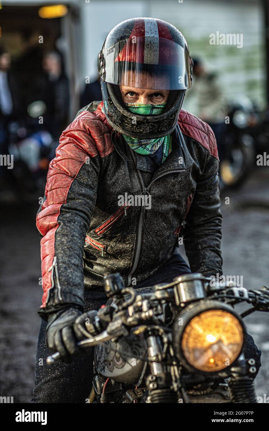 Männer tragen Balaclava, Gesicht Schal unter Motorradhelm Stockfotografie -  Alamy