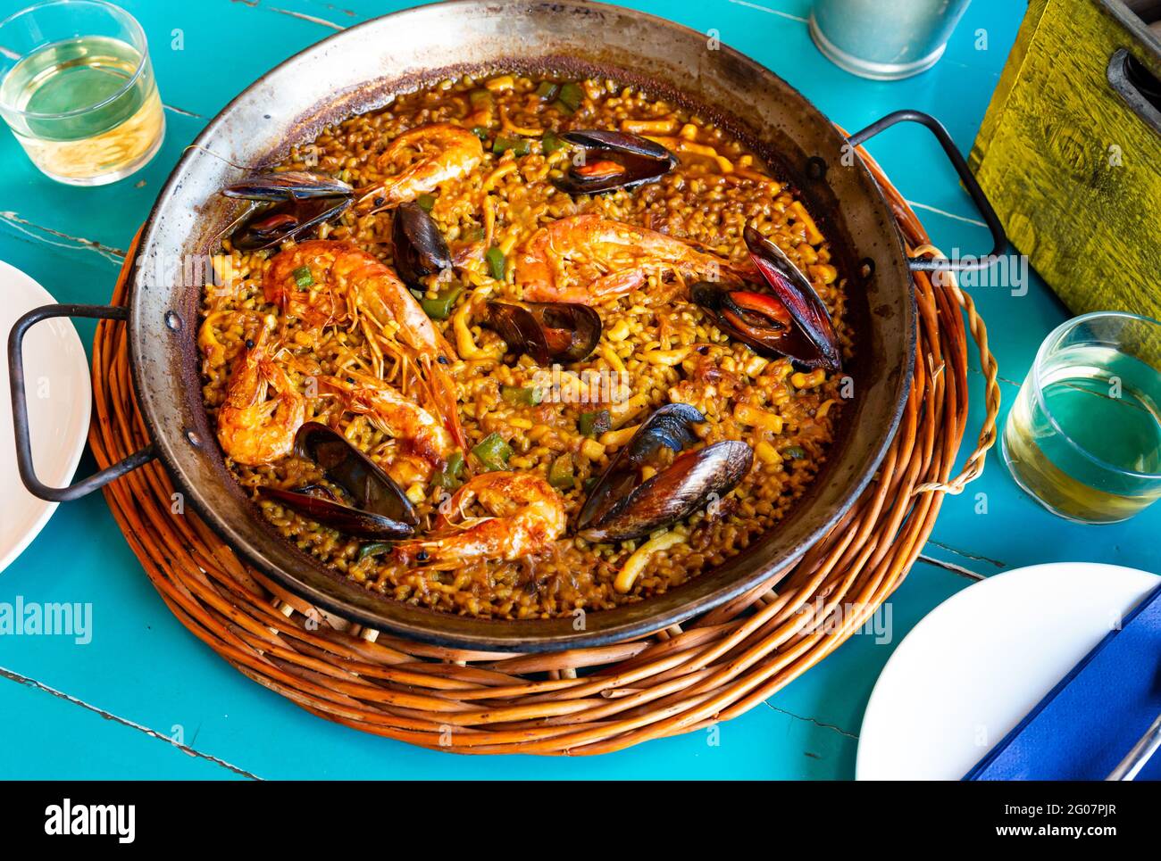 Paella mit Meeresfrüchten in traditioneller Paella-Pfanne Stockfoto