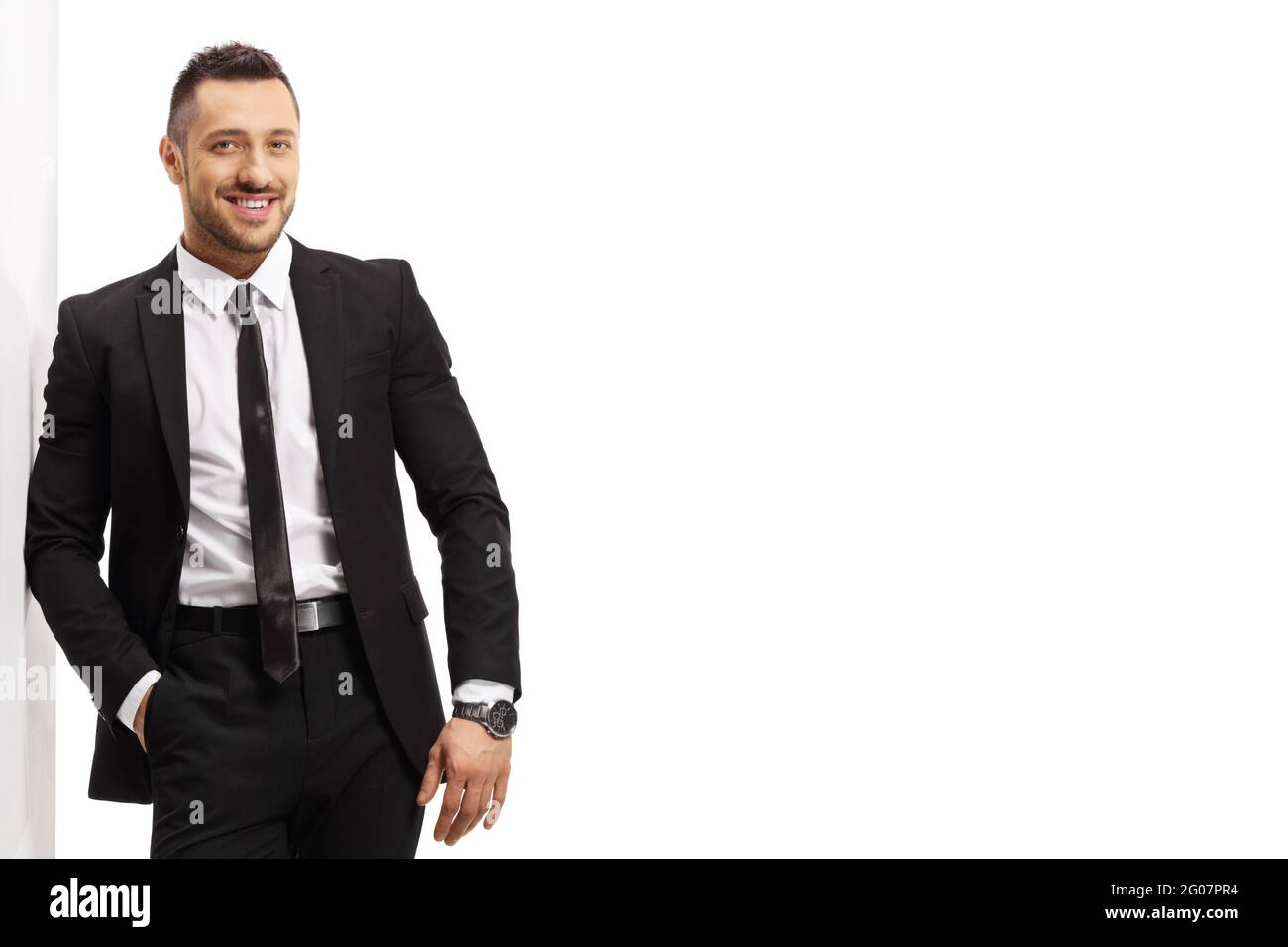 Geschäftsmann, der sich auf eine isolierte Wand auf weißem Hintergrund stützt Stockfoto