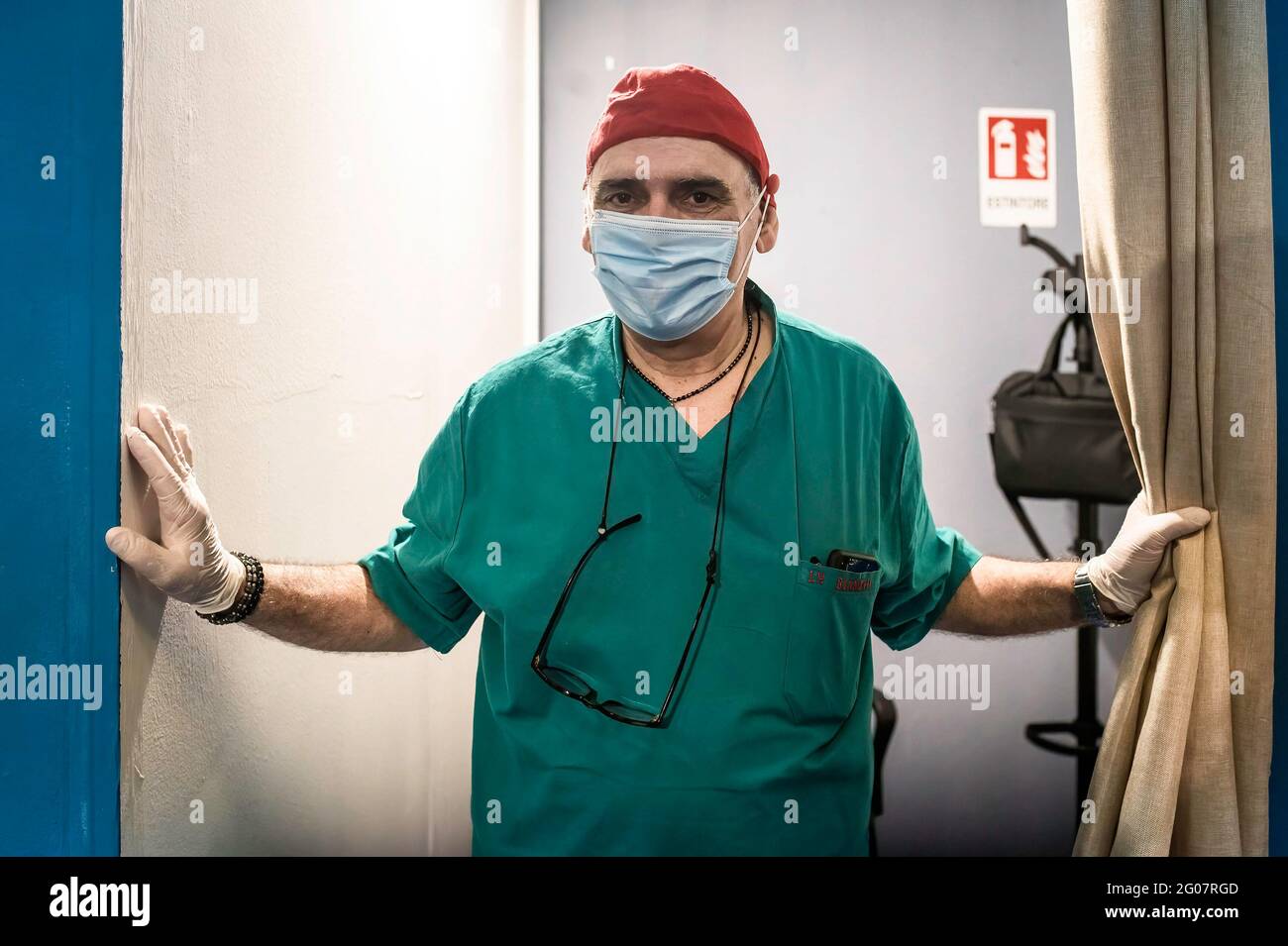 Eine Krankenschwester, die während der Impfoperation im Convention Center in einem Impfraum gesehen wurde. Laut dem Programm „Covid-freie Inseln“ für den Sommer erhielt die Lipari-Bevölkerung, die größte der Äolischen Inseln Siziliens, im Kongresszentrum (Palazzo dei Congressi) den Anti-COVID-19-Impfstoff. Das Programm wurde von einem Team der sizilianischen Region unter der Leitung des Sonderbeauftragten für den Notfall in der Region Covid-19 in der Metropolregion Messina (Ufficio Commissario Ad Acta per l’Emergenza Covid-19 per l’Area Metropolitana di Messina) und mithilfe der italienischen Marine durchgeführt. Stockfoto