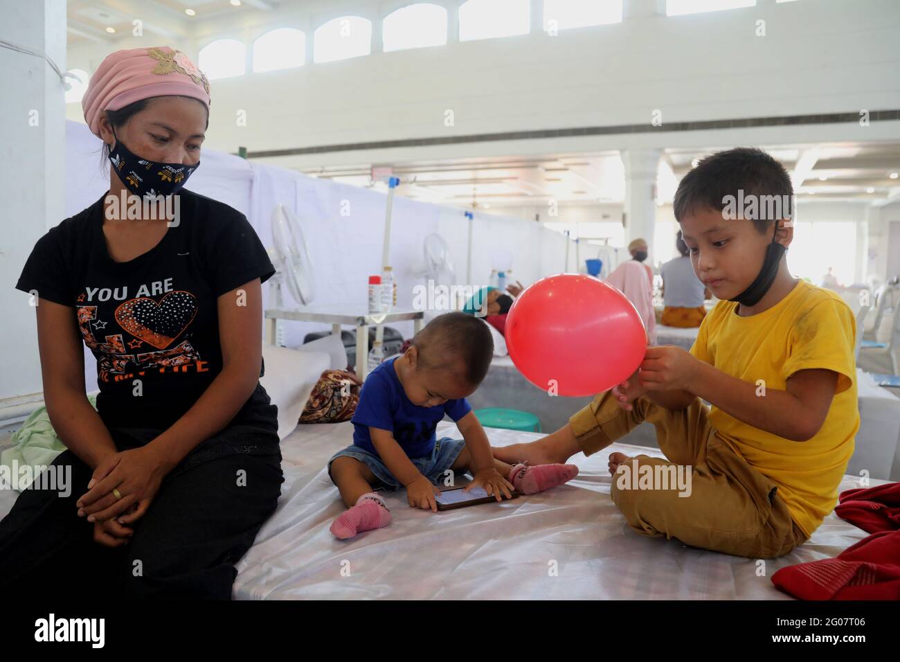 Verdächtige Covid-19-Patienten, Jüdin aus Manipur mit ihren Kindern im Covid-19-Pflegezentrum.Alle 38 Juden aus Manipur (Staat im Nordosten Indiens) sollten nach Israel ausreisen, konnten aber nach dem Nachweis von Covid-19-positiv nicht mehr fliegen. Das Guru Teg Bahadur covid-19 Care Center verfügt über 400 Betten mit allen Einrichtungen, die mit essentieller Sauerstoffunterstützung und Medikamenten für den Patienten kostenlos ausgestattet sind, nur für diejenigen mit einem Sauerstoffsättigungsgrad von 85 und höher können zugelassen werden, Eingerichtet vom Delhi Sikh Gurudwara Management Committee (DSGMC) mit Hilfe der Internationalen Hilfe o Stockfoto