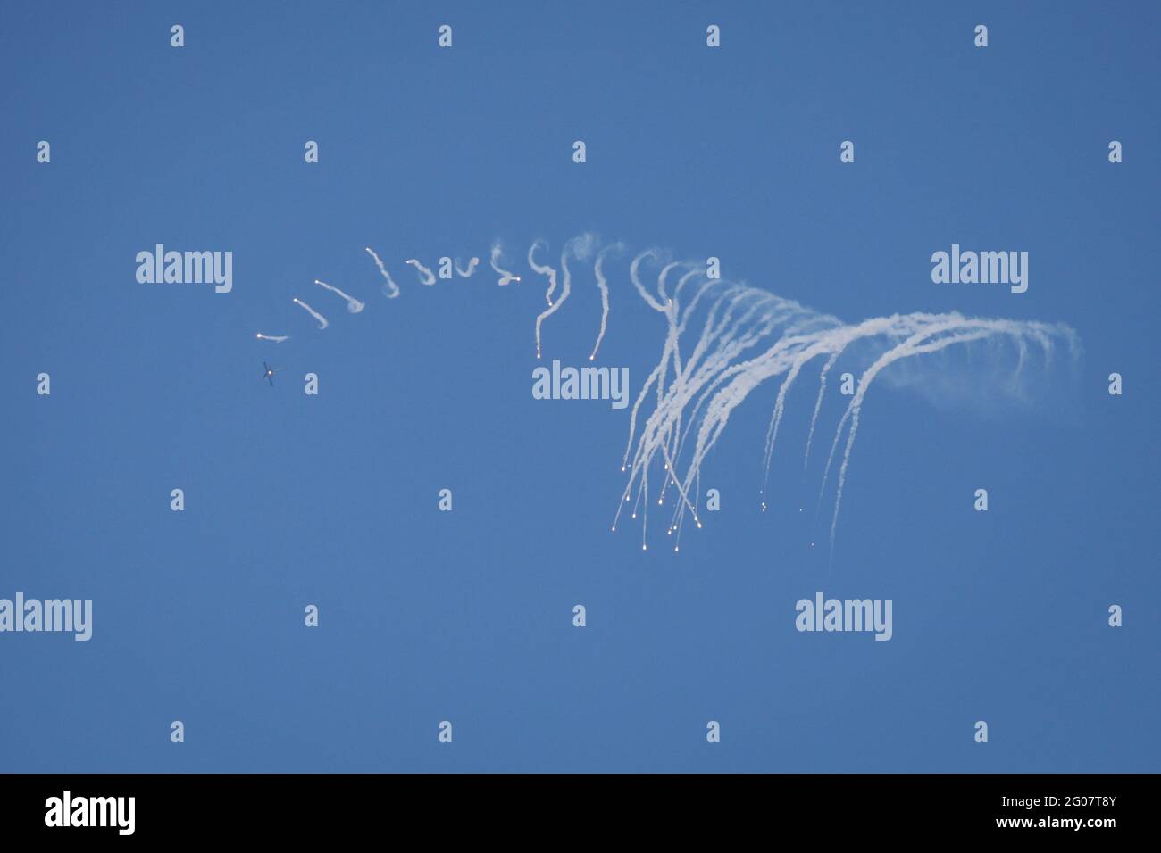 Smardan, Rumänien - 11. Mai 2021: Ein rumänischer Militärjet-Kämpfer verbreitet Raketenabwehrfeuer auf dem Smardan-Schießstand im Südosten Rumäniens. Stockfoto