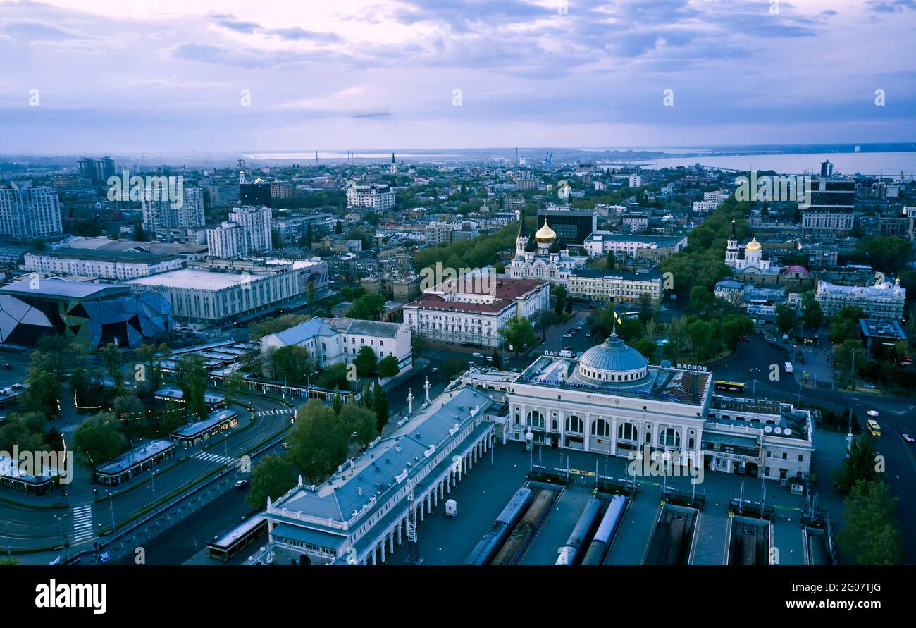 Abendpanorama der Innenstadt von Odessa Ukraine. Drohnenaufnahmen, blaue Zeit. Stockfoto