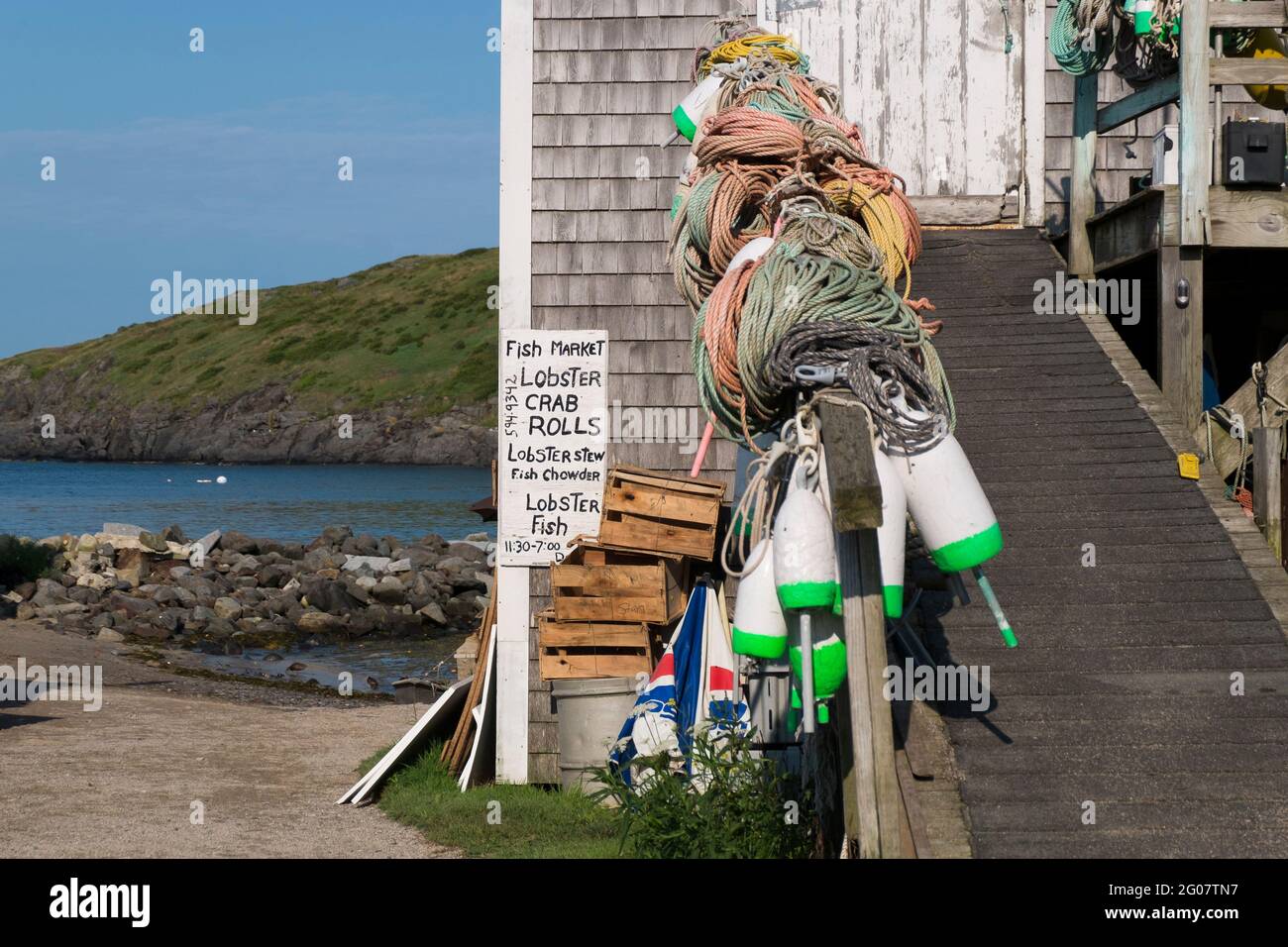 Ein handbemaltes, schriftliches Schild für den Fischmarkt mit den Tagesangeboten - Hummer, Krabbenrolle, Fischsuppe. Auf der Monhegan Insel in Maine. Stockfoto