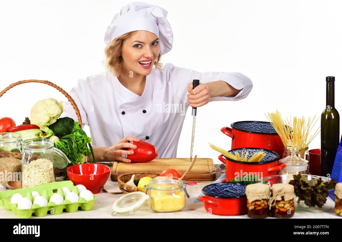 Gesundes Kochen. Weibliche Köchin bereitet köstliche Speisen in der Küche zu. Frau in Chefuniform. Stockfoto