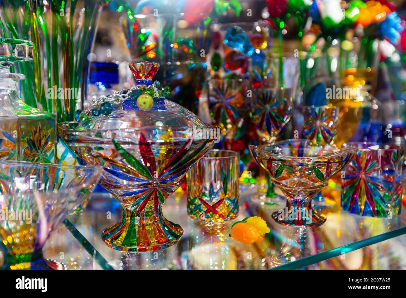 Murano Kunstglas im venezianischen Souvenirladen Stockfoto