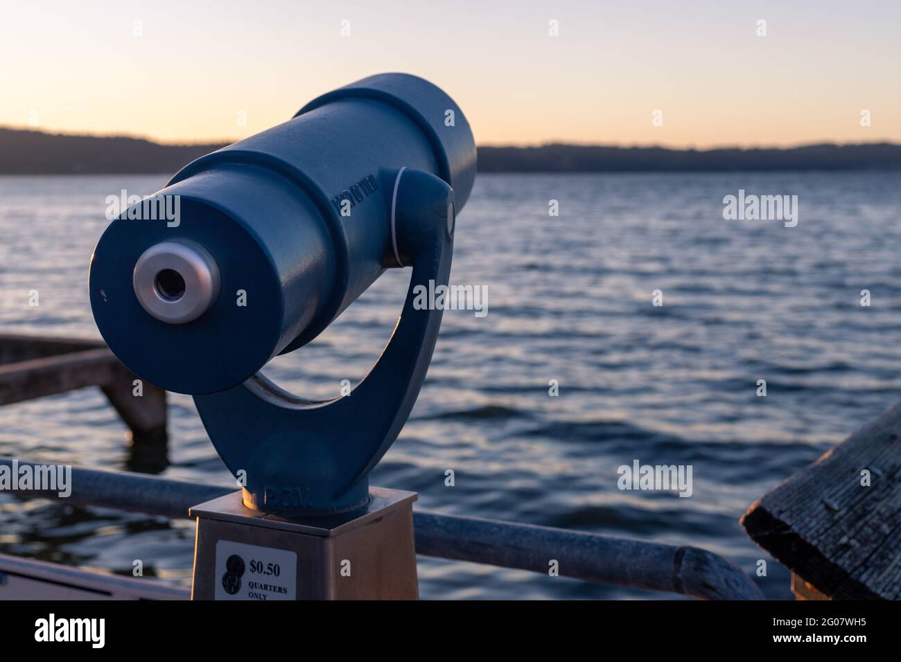 Telescope Viewer Zeigt Auf Den Sonnenuntergang Über Dem Wasser Stockfoto