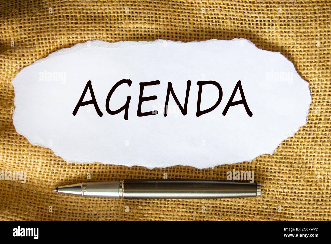 Agenda und Geschäftssymbol. Das Konzeptwort „Agenda“ auf dem Weißbuch. Schöner Leinwandhintergrund, Kopierbereich. Business und Agenda concep Stockfoto