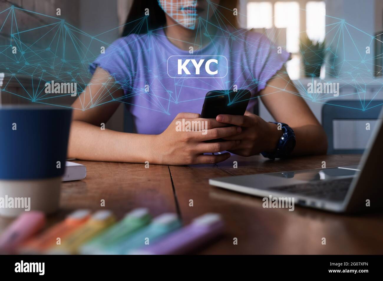 Geschäftsfrau, die KYC mit Online-Banking-Anwendung für das digitale Sparkonto macht. Cyber-Sicherheitskonzept. Stockfoto